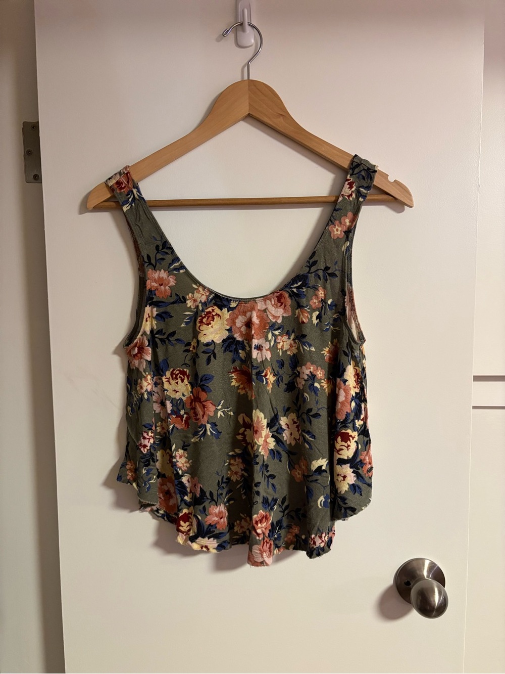American Eagle Floral Scoop Neck Tank Top in Olive Green